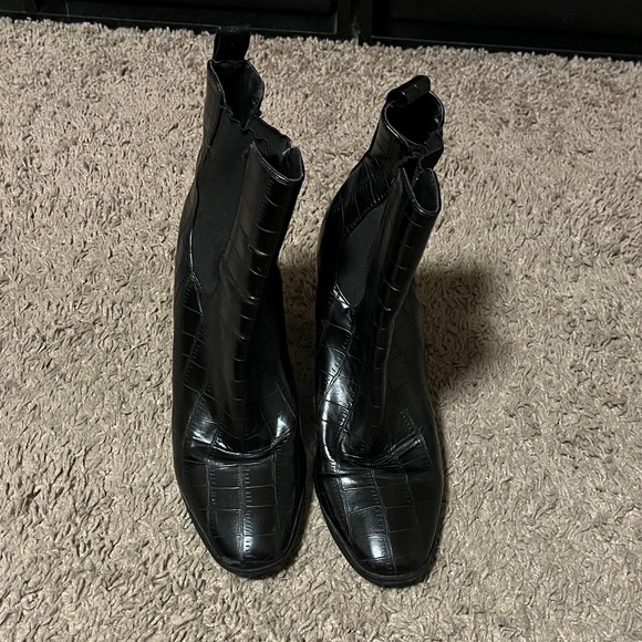 Raid Shoes - Sleek Black Croc-Embossed Ankle Boots